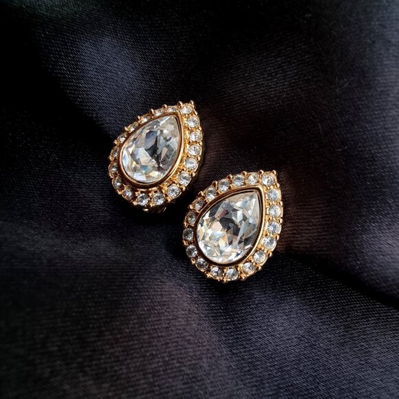 Vintage SWAROVSKI Teardrop Crystal Rhinestones Clear White and Gold Clip Earring - Picture 3 of 9